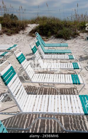 Sedie a sdraio su una spiaggia di sabbia bianca a Bradenton Beach sul Golfo del Messico in Florida, Stati Uniti Foto Stock