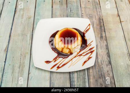 Panna cotta è un tipico dessert italiano piemontese, a base di crema di latte, zucchero, formaggio spalmabile e gelificanti, solitamente guarnito con f rosso Foto Stock