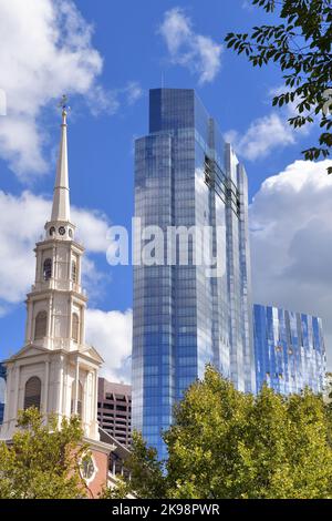 Boston, Massachusetts, Stati Uniti. Netto contrasto architettonico fornito dalla nuova Millennium Tower residenziale e dalla Park Street Church di Boston. Foto Stock