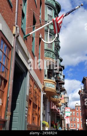 Boston, Massachusetts, Stati Uniti. Le finestre della baia riempiono le facciate degli edifici nel quartiere North End di Boston. Foto Stock