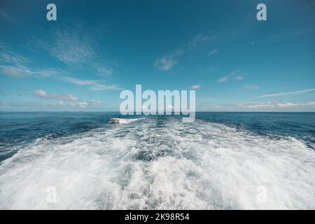 Vista dalla poppa dello yacht dell'effetto wake (lavaggio) sull'acqua dal motore posto sullo specchio di poppa di una lussuosa nave da safari che viaggia tra Mald Foto Stock