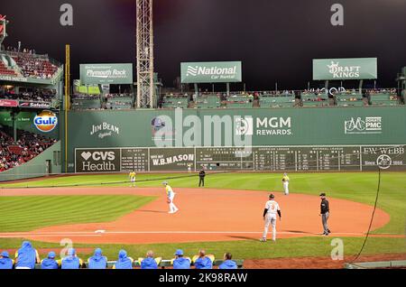 Boston, Massachusetts, Stati Uniti. Serata di gioco al Fenway Park di Boston. In lontananza si trova la famosa parete sinistra del campo da baseball, conosciuta come "il mostro verde". Foto Stock