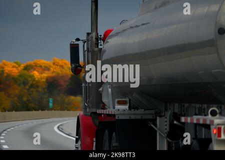 Il traffico corre oltre il fogliame dell'albero nei colori di caduta di picco che fiancheggiano la Pennsylvania turnpike Interstate i-76, tra Harrisburg e Philadelphia, Pennsylvania, Stati Uniti il 26 ottobre 2022. In due settimane gli americani si dirigono ai seggi elettorali per le elezioni di metà mandato, che potrebbero avere enormi implicazioni sulla forma della Nazione. Credit: OOGImages/Alamy Live News Foto Stock