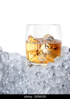 Bicchiere di whisky, cubea di ghiaccio. Bevande da intrattenere alle feste Foto Stock