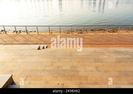 Riverside cityscape con piattaforma di visualizzazione Foto Stock