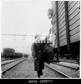 Allenare il maestro G.olsson al carro merci con un cartello finale. Posizionamento più antico della lanterna sul carro, le ferrovie dello stato, SJ GSH 18667. Foto Stock