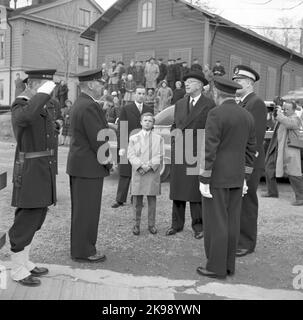 La visita reale al traghetto ferroviario 'Trelleborg' a Stoccolma, Gustav VI Adolf e il Principe ereditario Carl Gustaf Sedemer Carl XVI Gustaf Foto Stock