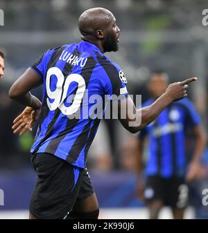 Milano, Italia. 26th Ott 2022. Romelu Lukaku del FC Inter celebra il suo gol durante la partita di UEFA Champions League Group C tra FC Inter e FC Viktoria Plzen a Milano il 26 ottobre 2022. Credit: Str/Xinhua/Alamy Live News Foto Stock