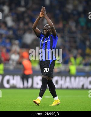 Milano, Italia. 26th Ott 2022. Romelu Lukaku del FC Inter festeggia la partita di UEFA Champions League Group C tra il FC Inter e il FC Viktoria Plzen a Milano il 26 ottobre 2022. Credit: Str/Xinhua/Alamy Live News Foto Stock