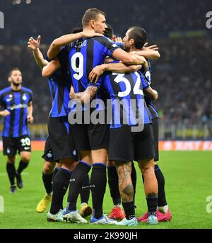 Milano, Italia. 26th Ott 2022. I giocatori del FC Inter celebrano il punteggio durante la partita UEFA Champions League Group C tra il FC Inter e il FC Viktoria Plzen a Milano, il 26 ottobre 2022. Credit: Str/Xinhua/Alamy Live News Foto Stock