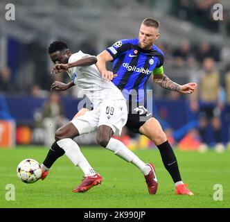 Milano, Italia. 26th Ott 2022. L'FC Inter's Milan Skriniar (R) vies con Modou Ndiaye di Viktoria Plzen durante la partita UEFA Champions League Group C tra l'FC Inter e l'FC Viktoria Plzen a Milano, il 26 ottobre 2022. Credit: Str/Xinhua/Alamy Live News Foto Stock