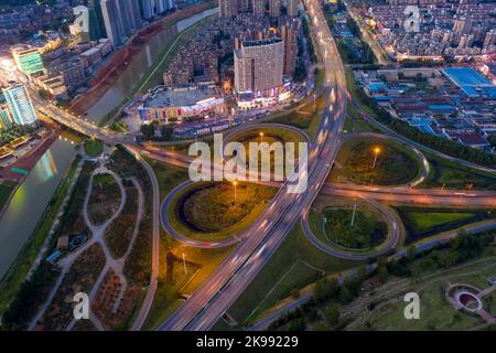 Cavalcavia della luce sentieri, belle curve. Foto Stock