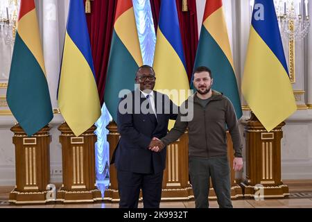 Kiev, Ucraina. 26th Ott 2022. Il presidente ucraino Volodymyr Zelensky (R) incontra il suo omologo della Guinea-Bissau, Umaro Sisoco Embalo (L), a Kiev, in Ucraina, mercoledì 26 ottobre 2022. Foto del Presidente ucraino Ufficio Stampa/UPI Credit: UPI/Alamy Live News Foto Stock