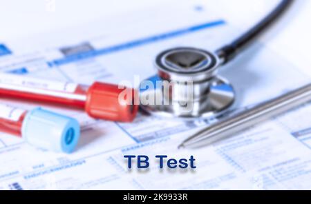 TB Test Testing Medical Concept. Lista di controllo esami medici con testo e stetoscopio Foto Stock