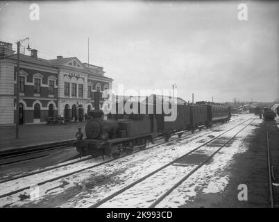 GU Lok 11. Locomotiva a vapore con autovetture. La locomotiva è stata fabbricata intorno al 1860 da Manning Wardle e Co Leeds in Inghilterra, numero di fabbricazione MW 325. Il primo nome fu Clark.1870 fu venduto a Noj, Nässjö - Oskarshamns Railway Got Littera Noj 11, e il nuovo nome Storebro. È stato demolito nel 1928. Foto Stock