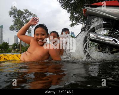 Giacarta, Indonesia - 21 gennaio 2014 : Bambini che giocano in una zona allagata a Giacarta - Indonesia Foto Stock