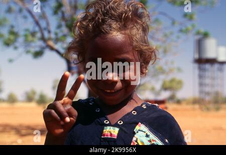 Giovane ragazzo aborigena, YUELAMU comunità aborigena (MOUNT ALLAN SCUOLA) Territorio del Nord, l'Australia. Foto Stock