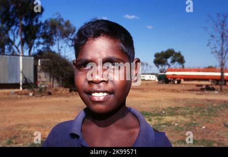 Giovane ragazzo aborigena, YUELAMU comunità aborigena (MOUNT ALLAN SCUOLA) Territorio del Nord, l'Australia. Foto Stock