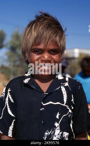 Giovane ragazzo aborigena, YUELAMU comunità aborigena (MOUNT ALLAN SCUOLA) Territorio del Nord, l'Australia. Foto Stock