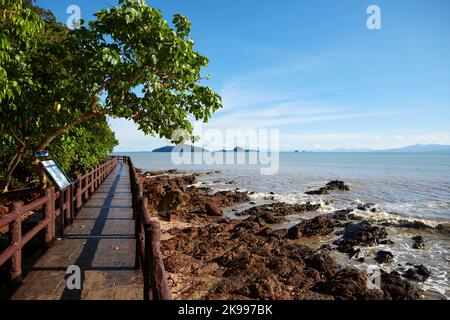 La passerella lungomare lungo il bordo del mare al Parco Nazionale di Mu Ko Phetra in Thailandia Foto Stock