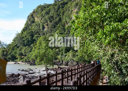 La passerella lungomare lungo il bordo del mare al Parco Nazionale di Mu Ko Phetra in Thailandia Foto Stock