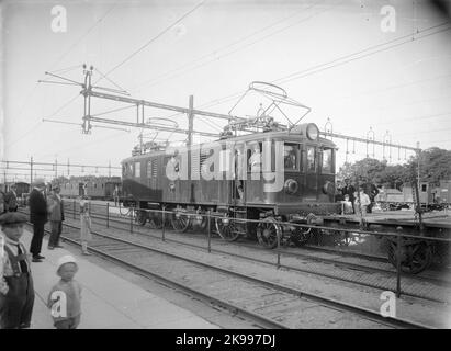 Le Ferrovie di Stato, SJ DS 108 con il primo treno elettrico. Foto Stock