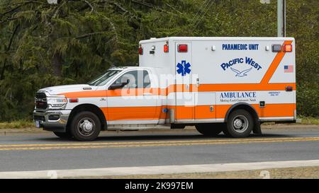 Lincoln City, OR, USA - 15 settembre 2022; Pacific West unità paramedica ambulanza guida in modalità di emergenza Foto Stock