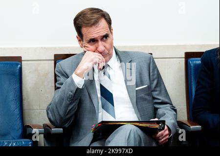 Washington, Stati Uniti. 26th Ott 2022. Coordinatore del Consiglio di sicurezza Nazionale per le comunicazioni strategiche John Kirby in un briefing stampa nella Sala Stampa della Casa Bianca. Credit: SOPA Images Limited/Alamy Live News Foto Stock