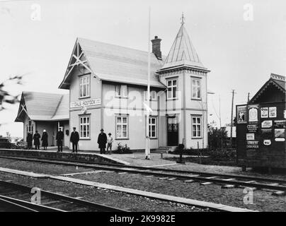 La stazione ferroviaria di dals-Rostock. L'edificio laterale sulla sinistra è stato utilizzato alla fermata originale di Rostock, costruito nel 1884, ed era originariamente situato sopra il pozzo di Rostock. Più tardi, l'edificio fu trasportato fino al luogo in cui la stazione ferroviaria di dals-Rostock fu eretta nel 1908, e fu poi ampliata a case di stazione. Nel 1941 la casa della stazione fu demolita e sostituita con una nuova. Oggi, in balls-Rostock, c'è un modello in scala 1: 2 della casa stazione originale. Pubblicità: Lagerman's Washing Powder Santa; Malmö Stora Walsqvarn; Gripen Velocipeder; anelli in gomma Atlas; Puch mo Foto Stock