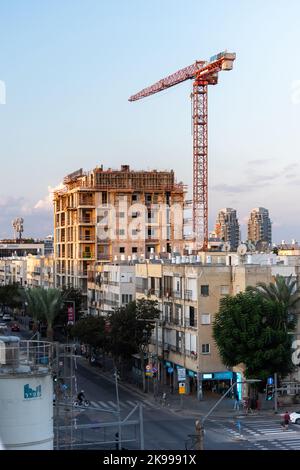 TEL AVIV, ISRAELE - MAGGIO 01 2022: Lavori di costruzione su Ibn Gvirol Street. Rinnovi urbani e costruzione di ferrovie leggere. Scavi su rotaia leggera. TMA38. Foto di alta qualità Foto Stock