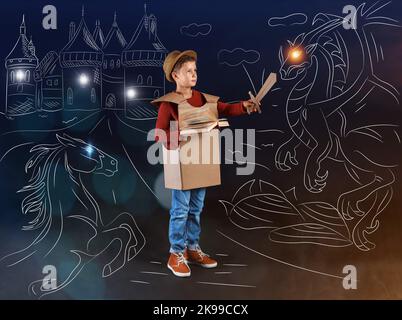 Carino ragazzino vestito come cavaliere in possesso di un libro in disegnato regno magico su sfondo scuro Foto Stock