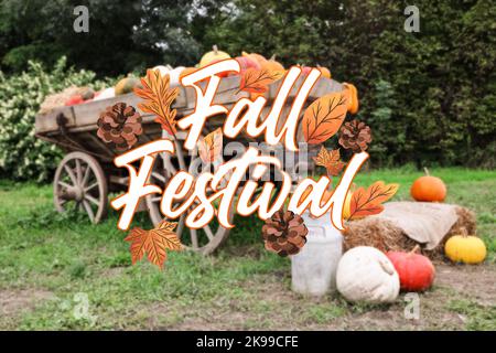 Vecchio carrello di legno con zucche e pagliaio in fattoria. Festa autunnale Foto Stock