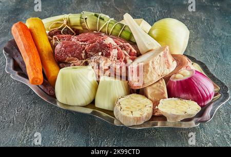 Pezzo di manzo fresco con carote, cipolle e aglio Foto Stock