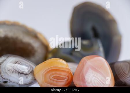 collezione di pietre preziose su sfondo bianco isolato Foto Stock