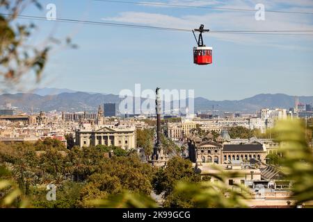 Catalonia capitale Barcellona in Spagna. Columbus Monument, sullo skyline della città, è passato in gondola dalla funivia Foto Stock