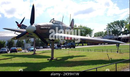 Velivolo storico in esposizione all'ingresso principale del London R.A.F. Museo. Hendon Foto Stock