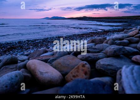 Rocce sulla riva a Streedagh Point, contea di Sligo, Irlanda Foto Stock