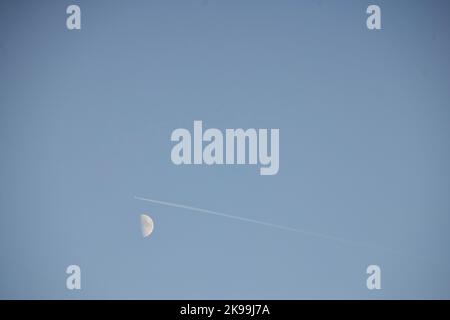 Città portuale di Tolone sulla costa mediterranea della Francia meridionale, un aereo che passa la luna di giorno Foto Stock