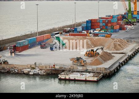 Porto Marina di Carrara, Toscana, Italia, lavori sui moli Foto Stock