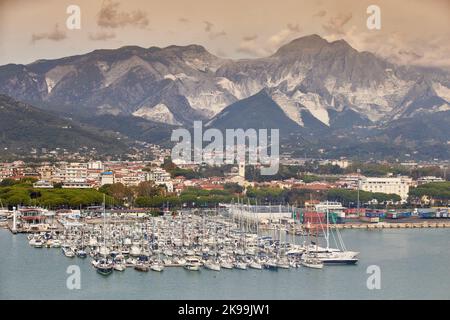 Porto Marina di Carrara, Toscana, Italia, porto turistico e Alpi Apuane Foto Stock