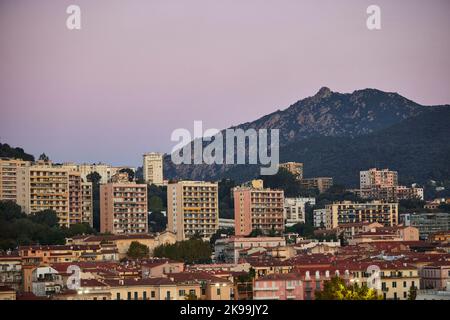 Porto città Ajaccio capitale della Corsica, isola francese nel Mar Mediterraneo. appartamenti a torre nel centro della città Foto Stock