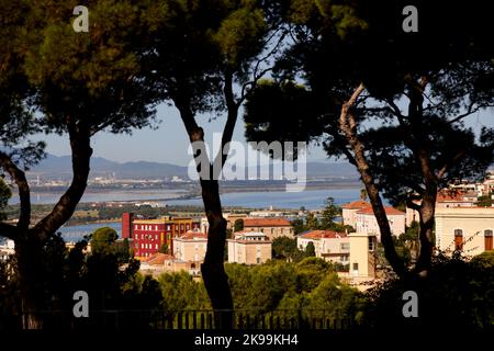 Città portuale Cagliari capitale dell'isola mediterranea italiana della Sardegna. Edifici tipici della città Foto Stock