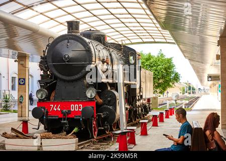 Città portuale Cagliari capitale dell'isola mediterranea italiana della Sardegna. Classe 744 (gruppo 744) classe di locomotive a vapore 2-8-0; t Foto Stock