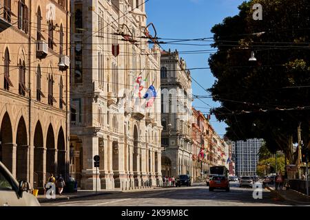 Città portuale Cagliari capitale dell'isola mediterranea italiana della Sardegna. Via Roma inc Palazzo Civico di Cagliari Foto Stock