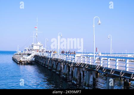 Il Molo di Sopot nella città di Sopot sul Mar Baltico. Il molo è il più lungo molo in legno d'Europa. Sopot resort in Polonia. Molo in legno, molo con porticciolo e spiaggia. Sopot è la principale destinazione turistica della Polonia. Foto Stock