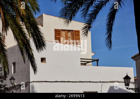 Città portuale Ibiza Isole Baleari, Spagna Mar Mediterraneo, edifici nella città vecchia e le mura di Dalt Vila Foto Stock