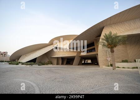 Una vista aerea della facciata dell'edificio del Museo Nazionale del Qatar sotto il cielo blu luminoso Foto Stock