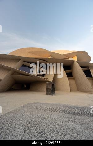 Una vista aerea della facciata dell'edificio del Museo Nazionale del Qatar sotto il cielo blu luminoso Foto Stock