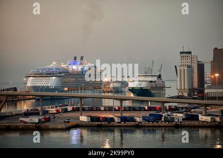 La capitale della Catalogna Barcellona in Spagna. Navi da crociera e navi da carico nel porto Foto Stock