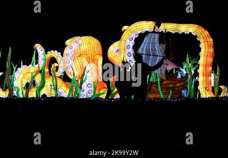 Parigi, Francia. 26th Ott 2022. I visitatori possono ammirare le sculture illuminate durante un tour dei media di un festival di luci allo zoo di Thoiry vicino a Parigi, Francia, 26 ottobre 2022. Il festival avrà inizio qui domenica, con circa 2.000 sculture illuminate. Credit: Gao Jing/Xinhua/Alamy Live News Foto Stock